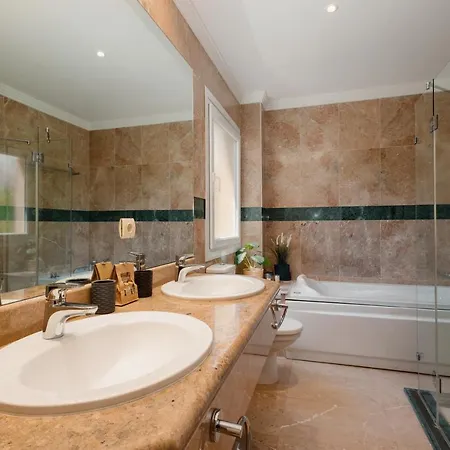 Penthouse With Sea Views In Nueva Andalucia 马尔韦利亚